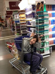 Adolescente de 14 anos que nasceu com síndrome de Angelman está em um carrinho de supermercado adaptado