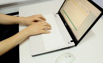A imagem mostra uma pessoa utilizando o computador 