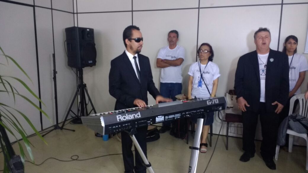 O vereador Lucas Aribé tocando o Hino Nacional no teclado 