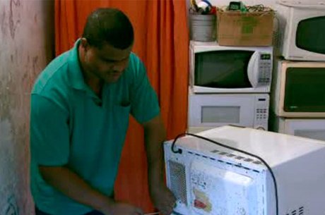  Os clientes trazem os eletrodomésticos e acompanham de perto o trabalho o serviço de Evilásio Reprodução/ Record TV Itapoan 