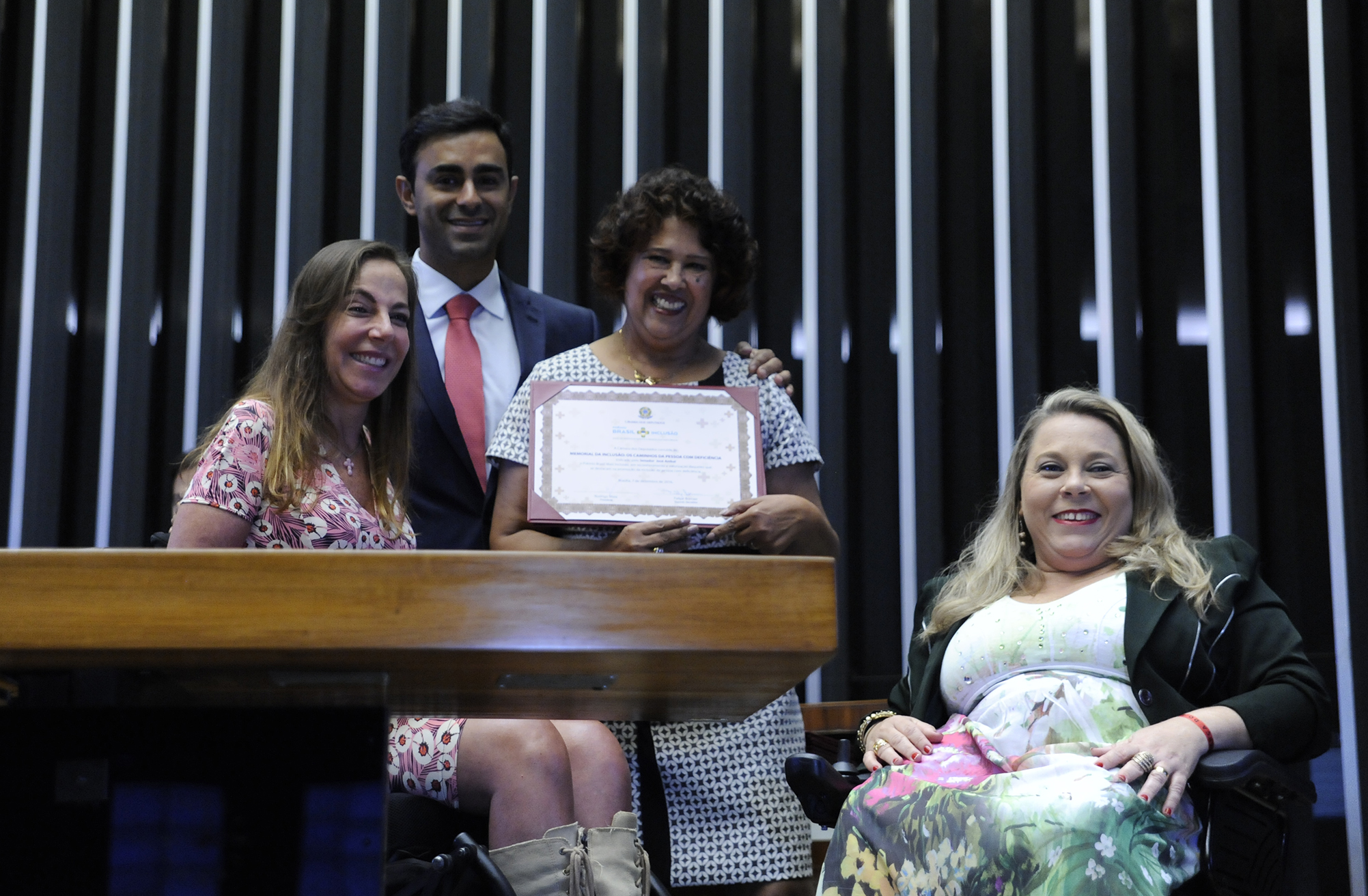 Mara Gabrilli e Rosinha da Adefal participaram da entrega do prêmio, em sessão solene