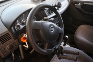A imagem mostra um carro por dentro, dando destaque para o volante 