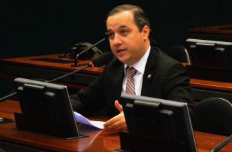 A imagem mostra o deputado federal, Valadadres Filho, se pronunciando