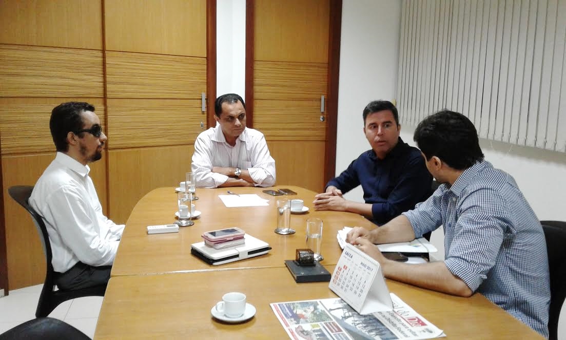 Vereador Lucas Aribé em mesa de reunião com diretoria da SMTT
