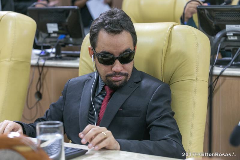 Vereador Lucas Aribé sentado no plenário da Câmara Municipal de Aracaju