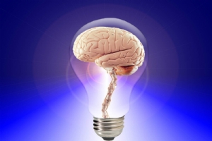 A imagem mostra uma lâmpada com a figura de um cérebro dentro dela e ao fundo azul 