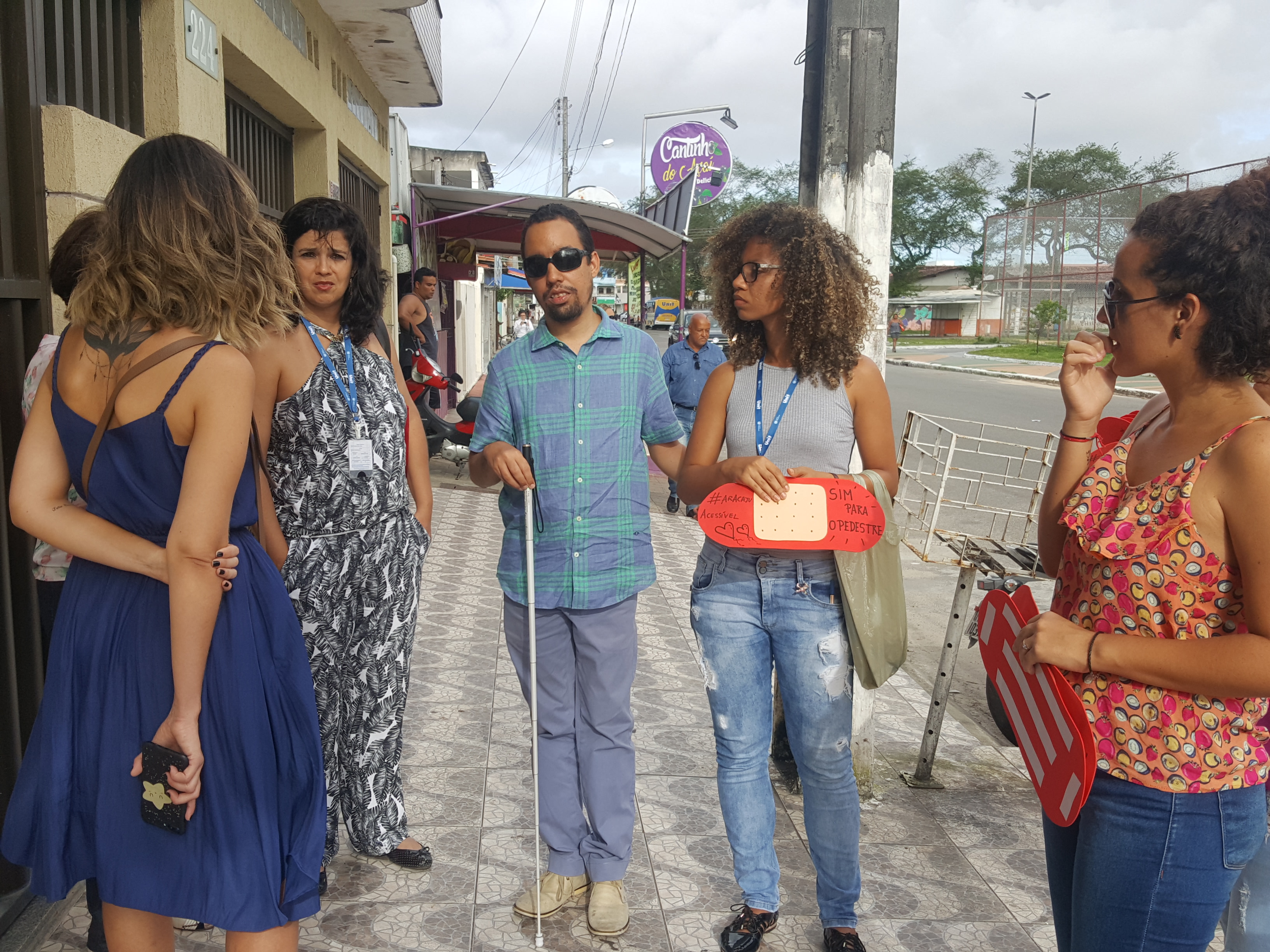 O vereador Lucas Aribé está realizando a vistoria das calçadas com os alunos - Foto 1