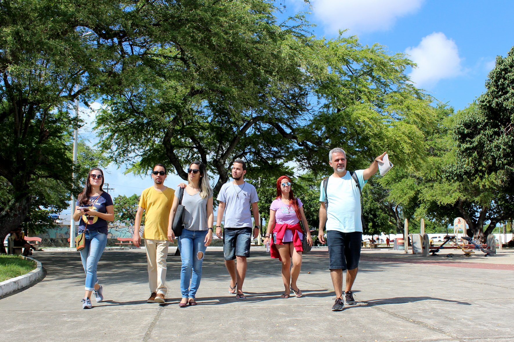 #PraCegoVer - Lucas, alunos e professores da UFS caminham na Praça da Juventude