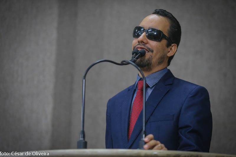 #PraCegoVer: O vereador Lucas Aribé está se pronunciando na tribuna da Câmara 