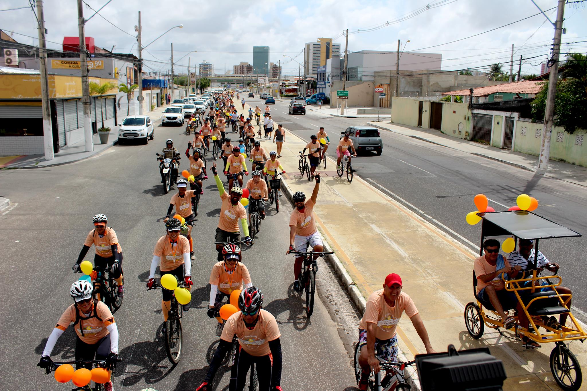 #PraCegoVer - Fotografia do alto dos ciclistas tomam conta de uma parte da rua e ciclovia