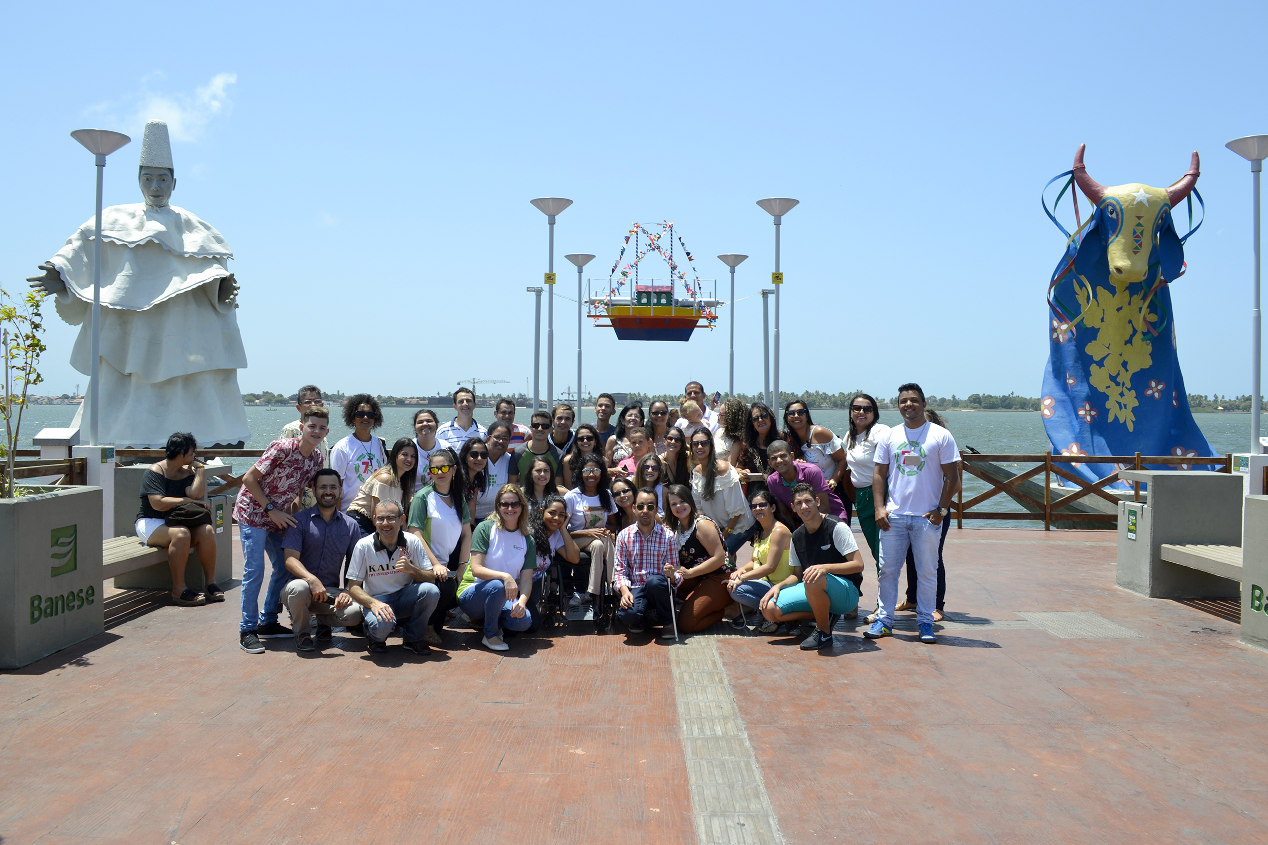 #PraCegoVer - Grupo reunido posa para a foto em frente ao Largo da Gente Sergipana
