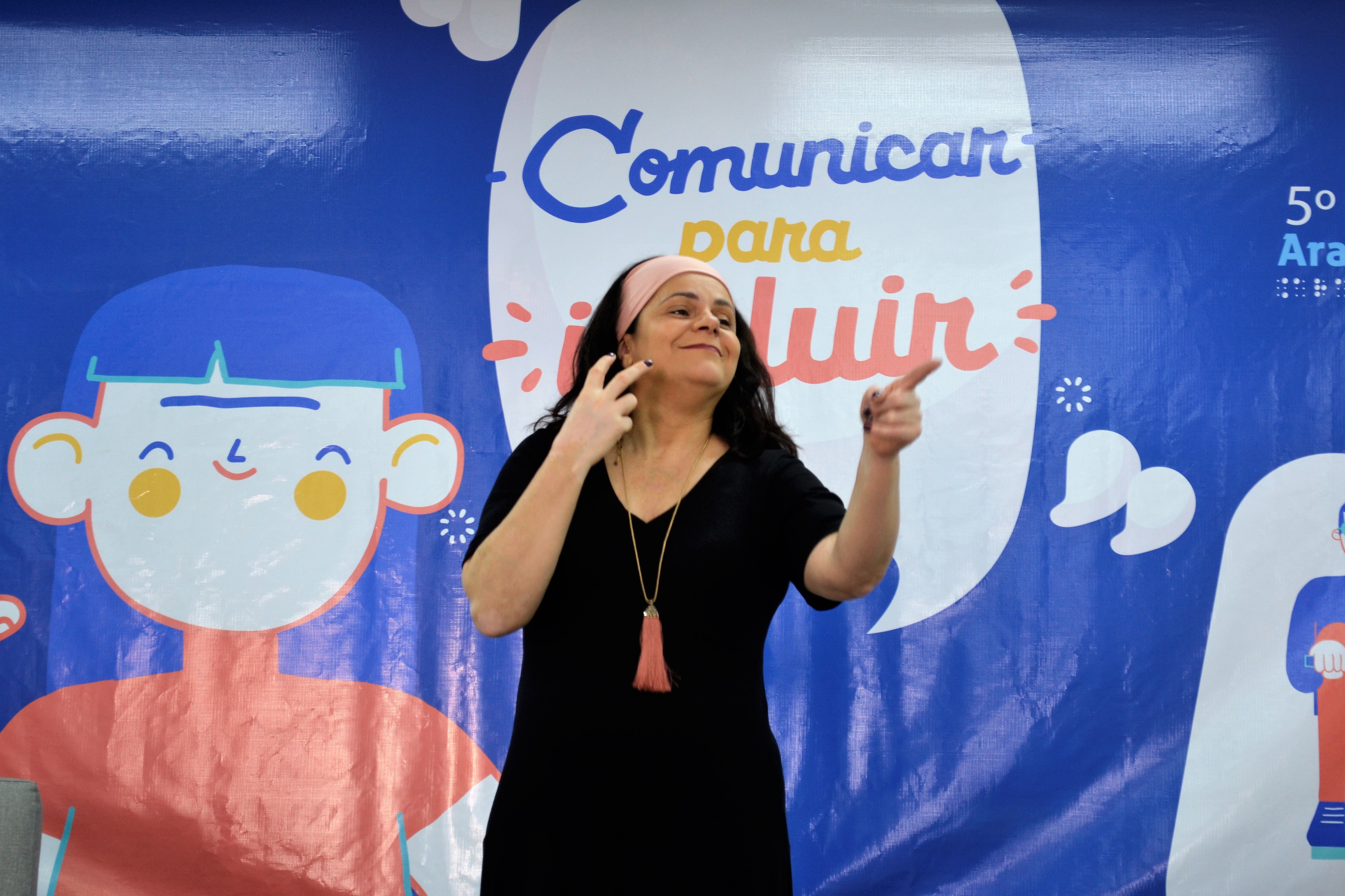 #PraCegoVer - Fotografia de Patrícia Bezerra, ao fundo imagem azul com frase Comunicar para Incluir