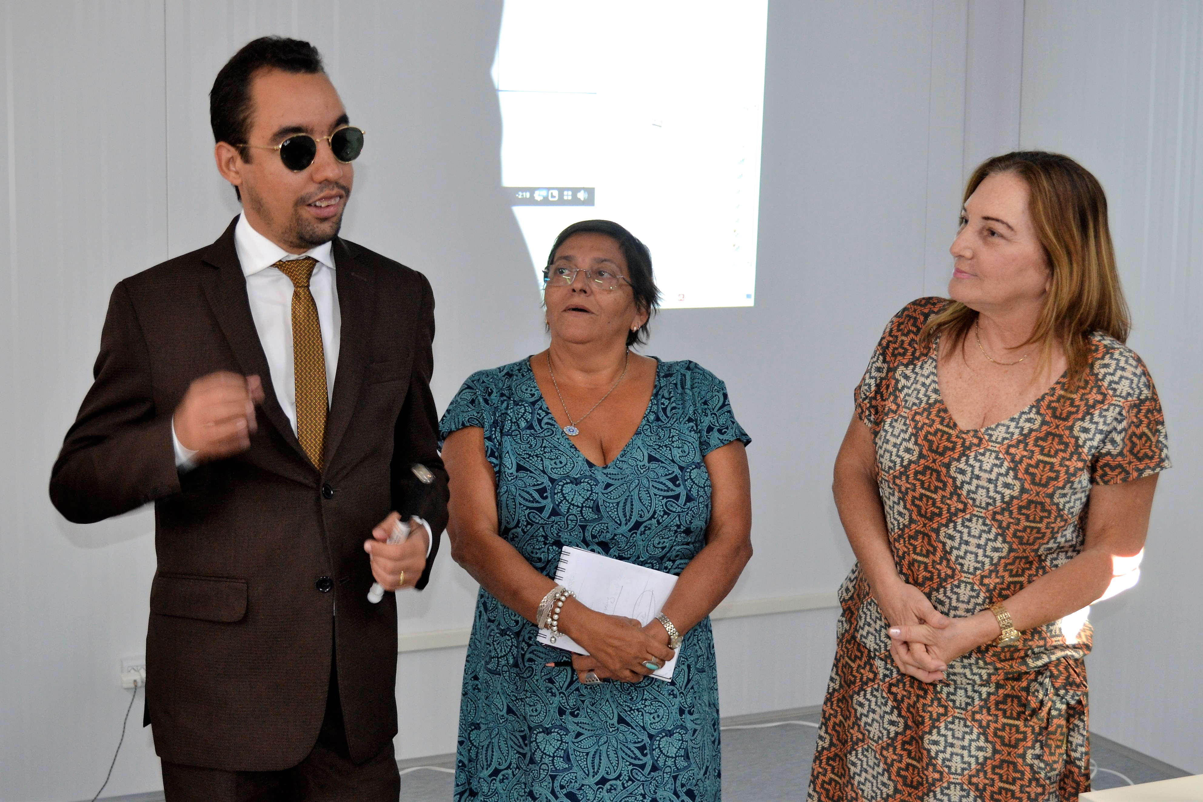 #PraCegoVer - Lucas ao lado das professoras Margarida Teles e Ana Leal