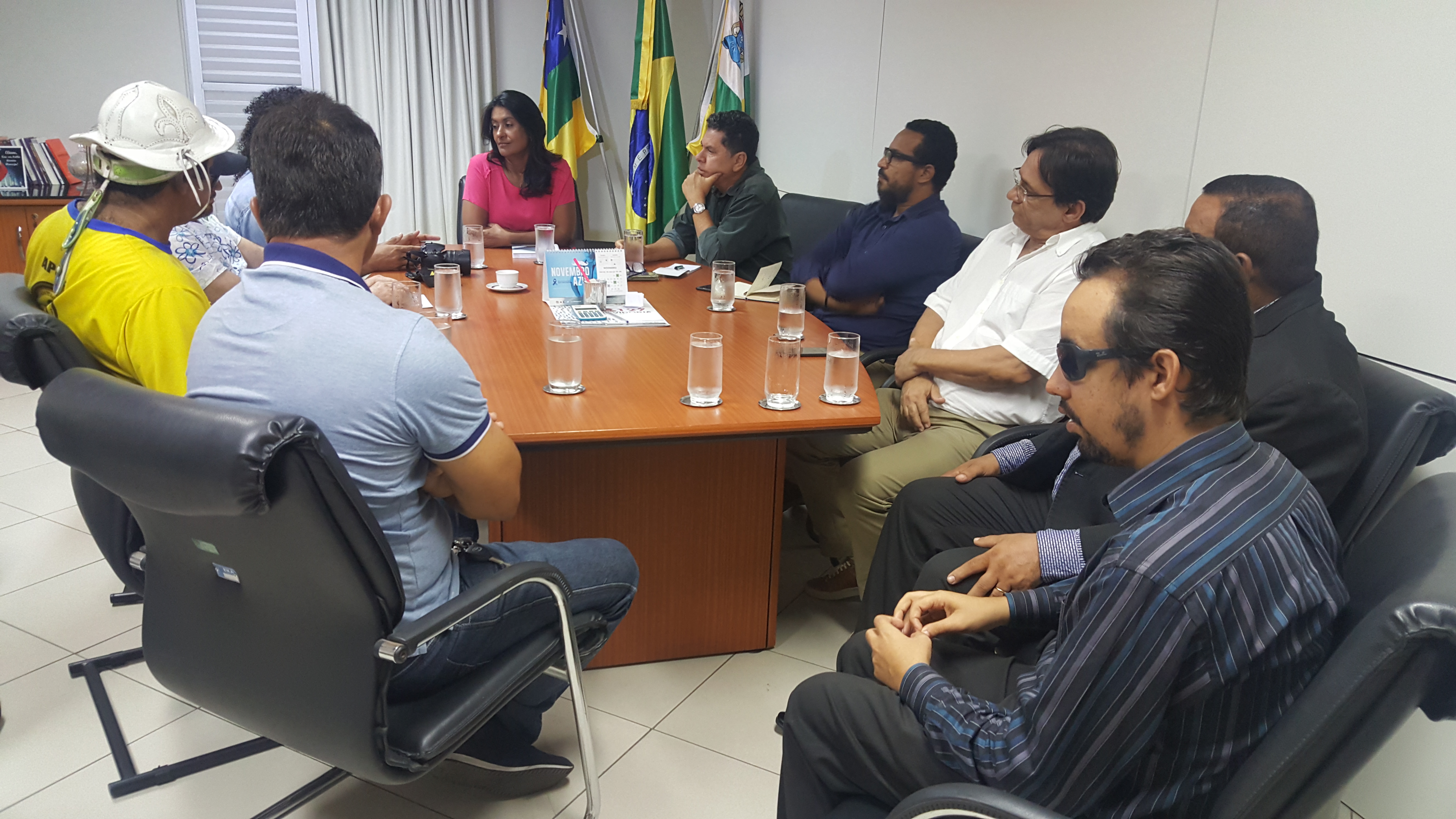 #PraTodoMundoVer: O vereador Lucas Aribé está sentado ao redor de uma mesa conversando sobre os cachês dos músicos do Forró Caju