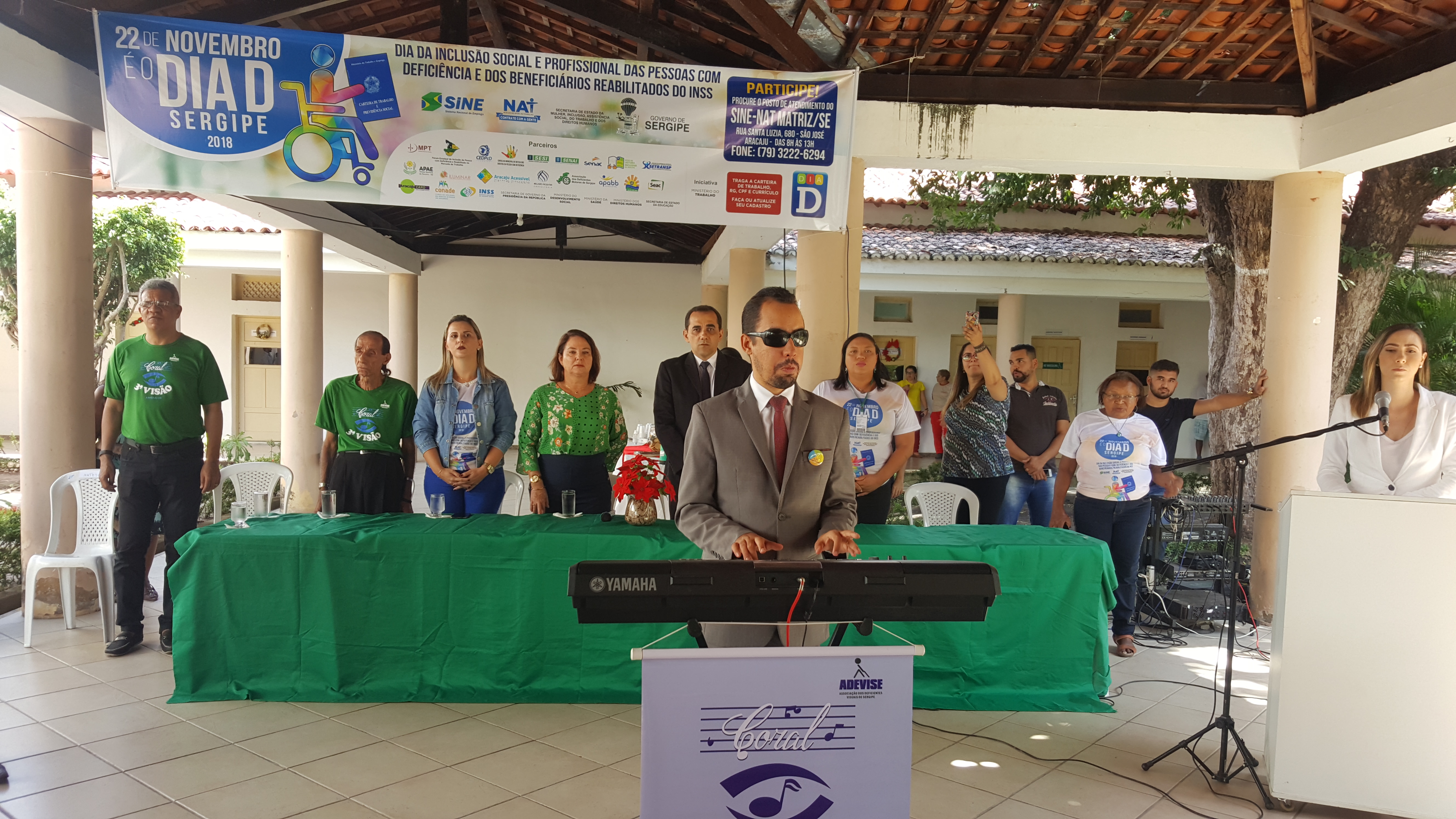 #PraTodoMundoVer: O vereador Lucas Aribé está tocando teclado no evento do Dia D Sergipe