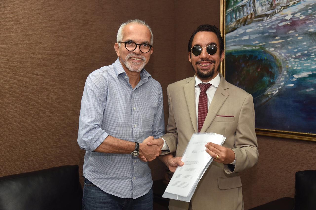 Edvaldo recebe Lucas no Centro Administrativo Aloísio Campos. Foto: PMA