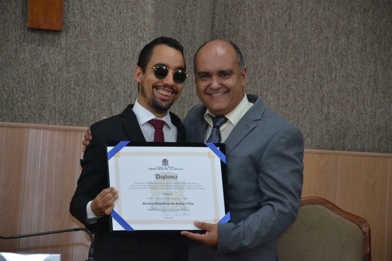 #PraTodoMundoVer Lucas Aribé está ao lado do professor Alcides Araújo com o diploma de cidadão aracajuano 