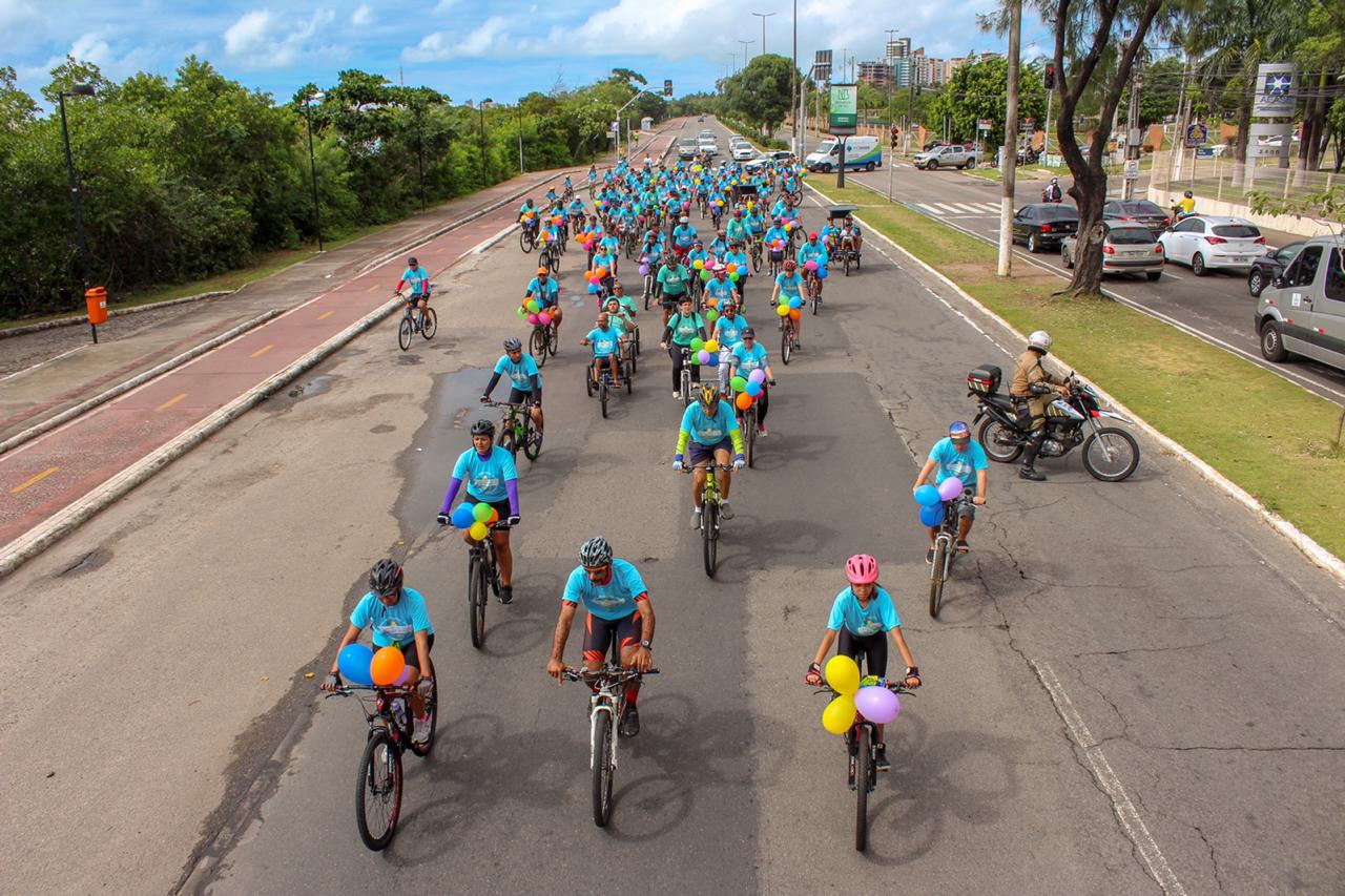 #PraTodoMundoVer Imagem do alto mostra grupo de ciclistas em avenida