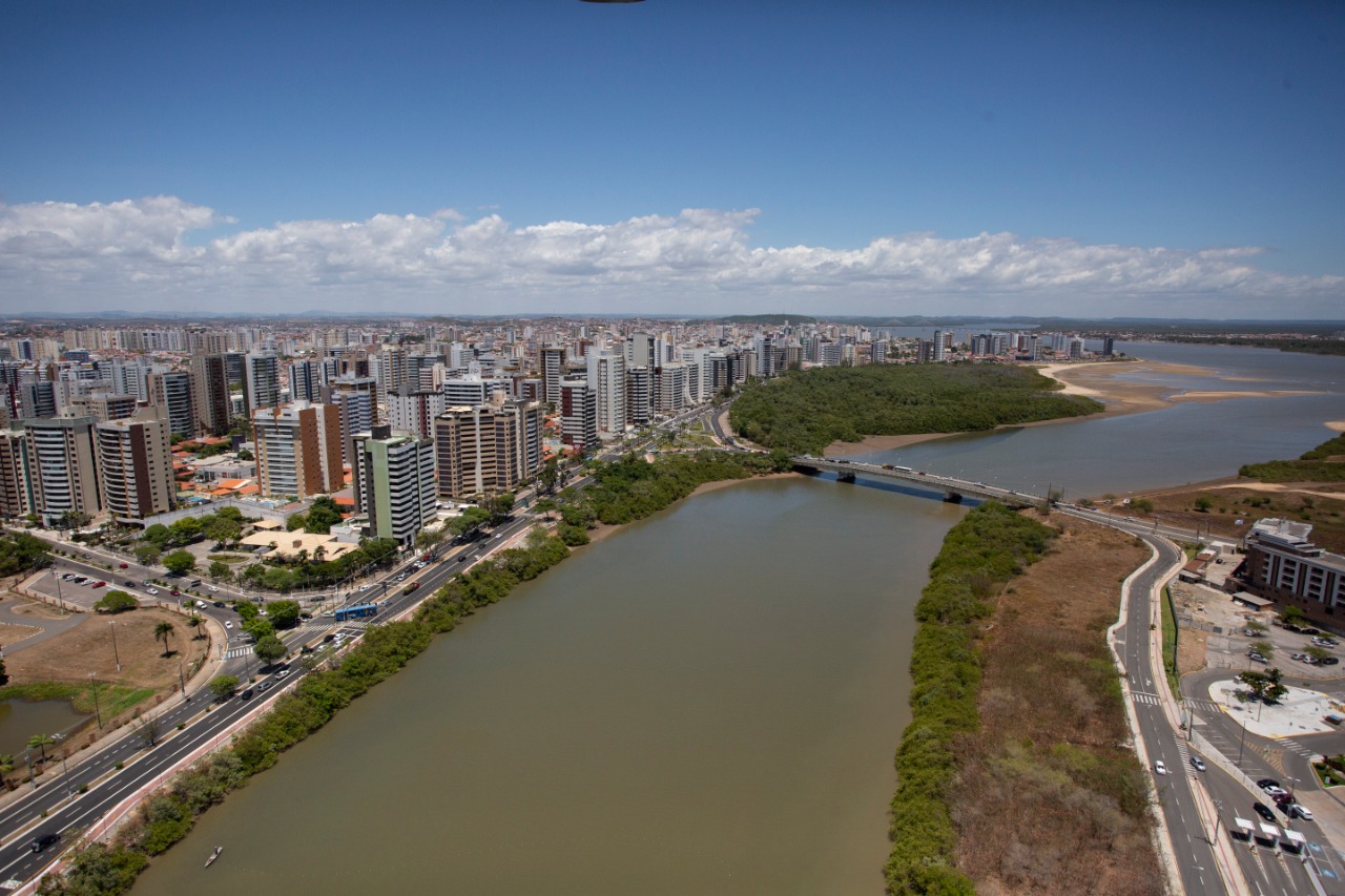 #PraTodoMundoVer Foto aérea de Aracaju, onde aparece parte da cidade e o rio Sergipe (Foto: Jorge Henrique/SSP)